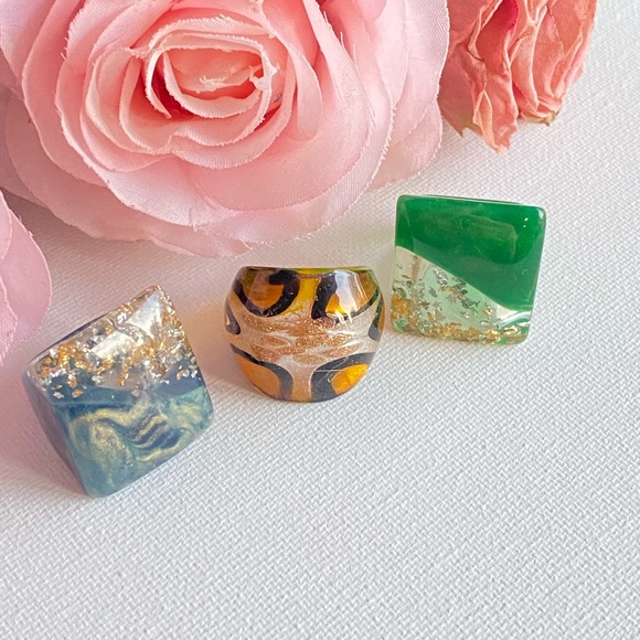 3 RETRO RESIN PLASTIC Costume Jewelry Dome And Square Rings - Picture 2 of 12